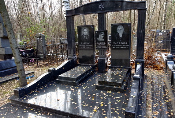 Мемориальная арка с двумя памятниками